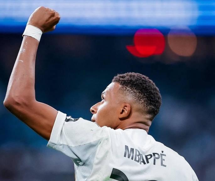  姆巴佩随队奔赴曼城，阿森西奥遗憾缺席；皇马欧冠备战迎来关键转机。 体育新闻