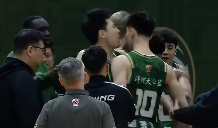  开场失误引发争执，郭昊文赵柏清暂停对喷；同曦主帅果断弃用，两人全程DNP。 体育新闻