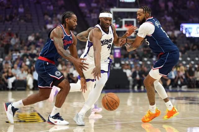  绝境中的变阵博弈：一场20记三分雨背后的战术进化论 体育新闻