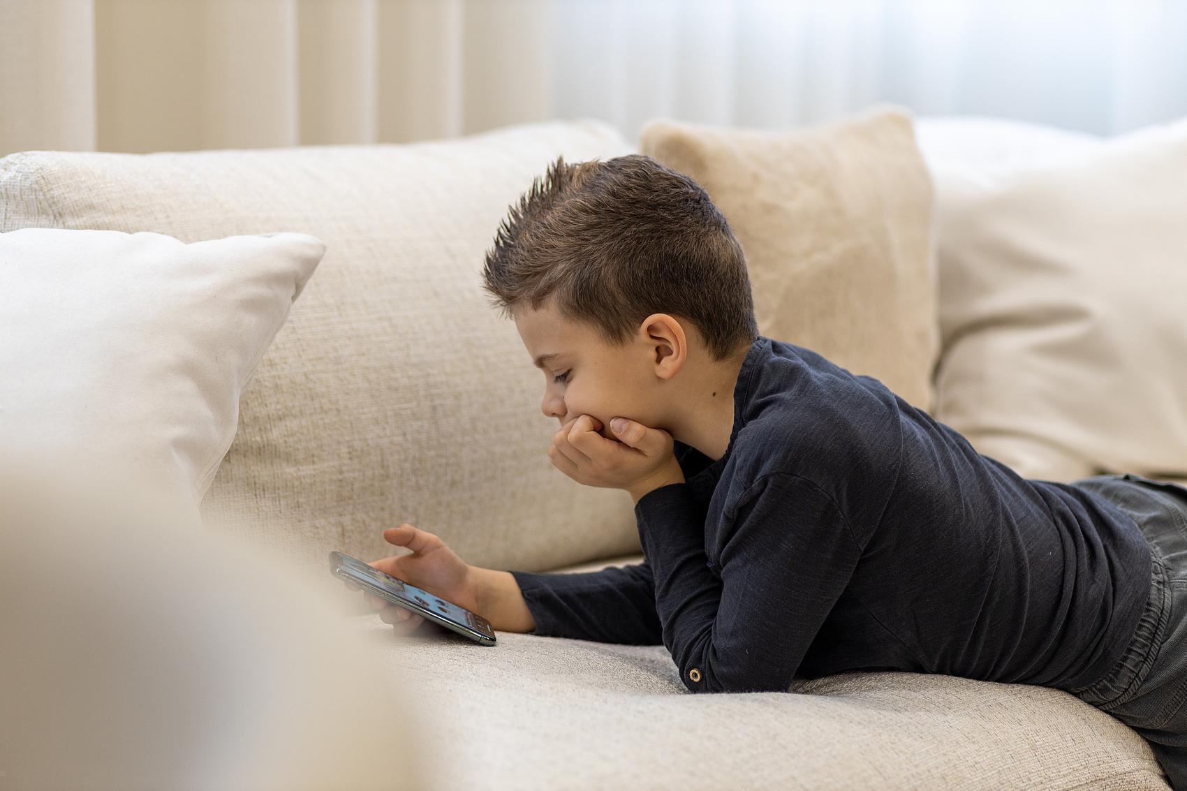  【技术深度】儿童视力危机：需求层次视角下的屏幕依赖破解之道 健康养生