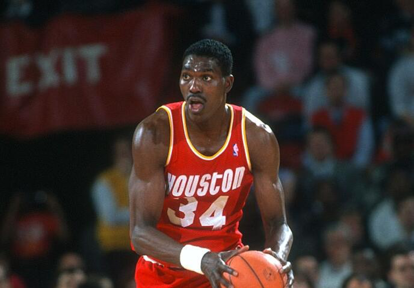  禁区铁闸：NBA历史防守中锋的技术代际革命与战术价值 体育新闻