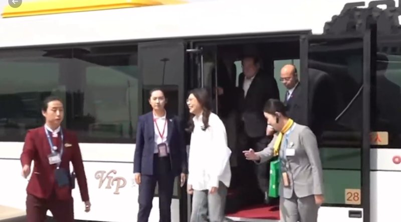 穿搭美学深度解析:57岁郑丽文蓝白配的减龄密码与技术逻辑 时尚用品
